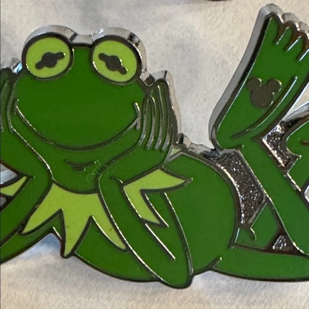 Disney MUPPETS KERMIT THE FROG GREEN STORY PIN - Hidden Mickey 2025 World Wave B - Picture 5 of 5